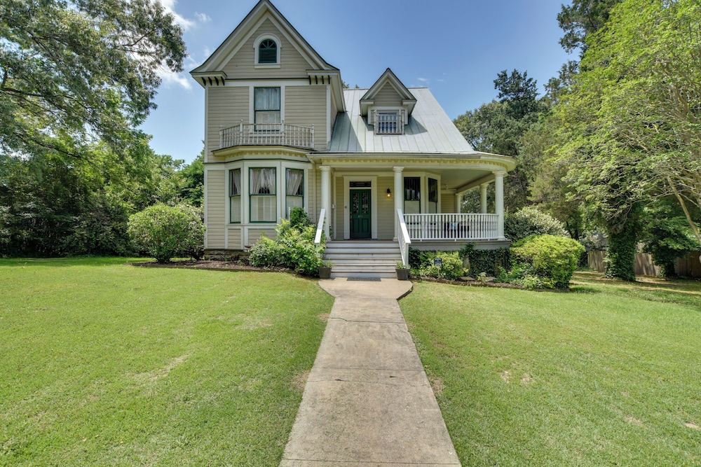 Historic Hot Springs Home Less Than 1 Mi To Oaklawn — 4-Star Luxury Hotel in Hot Springs, United States