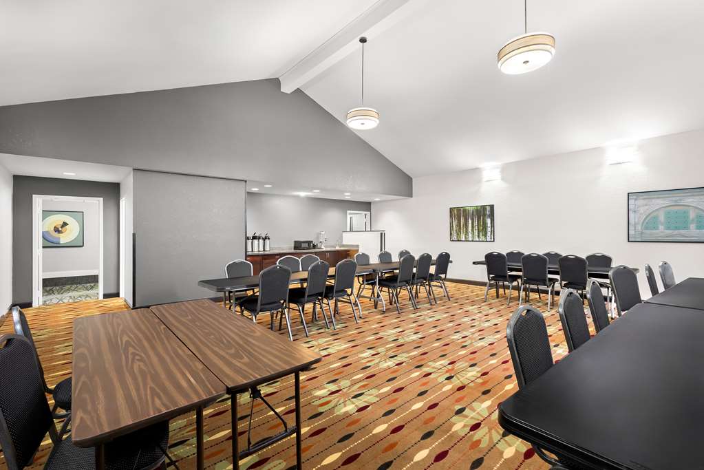 Best Western Luxbury Inn Fort Wayne - photo 51