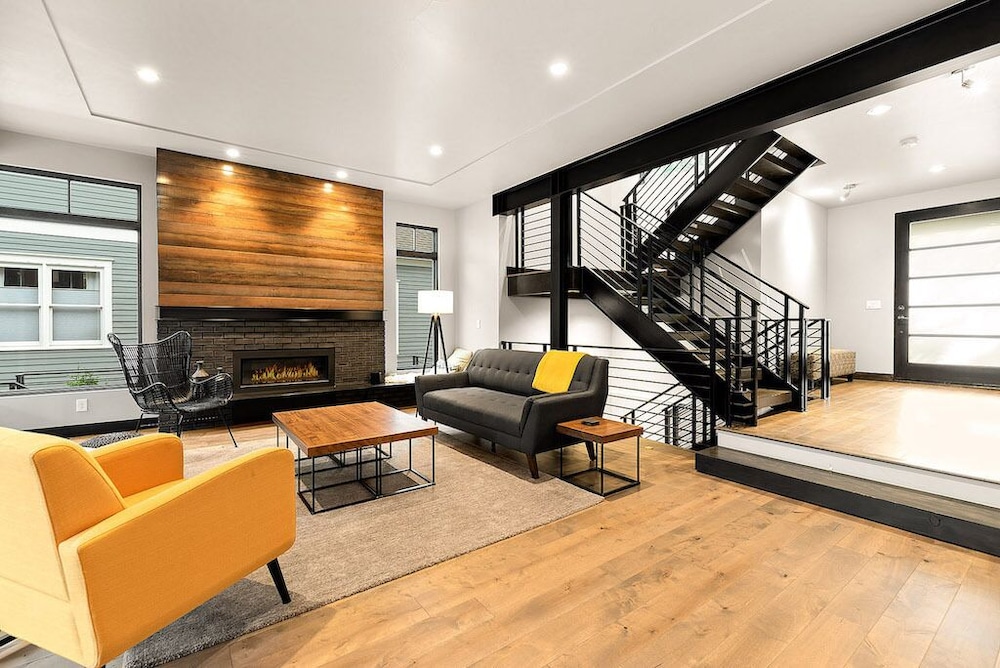 Relaxing in Paradise W Private Roof Top Deck — 4-Star Luxury Hotel in Fort Collins, United States