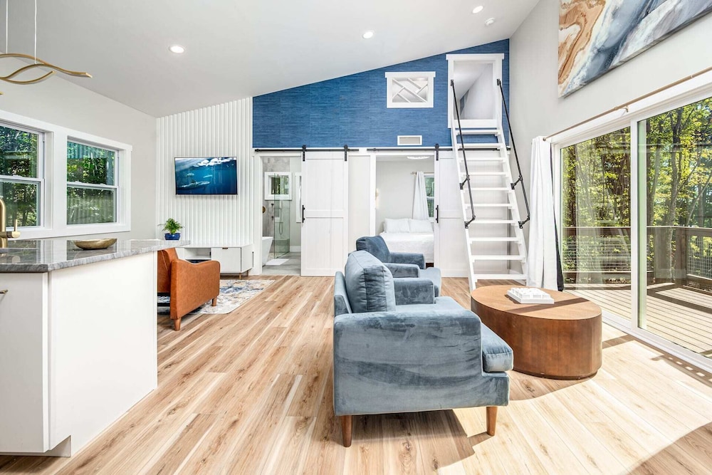 New H2O Oasis Tree House — 4-Star Luxury Hotel in Pittsboro, United States
