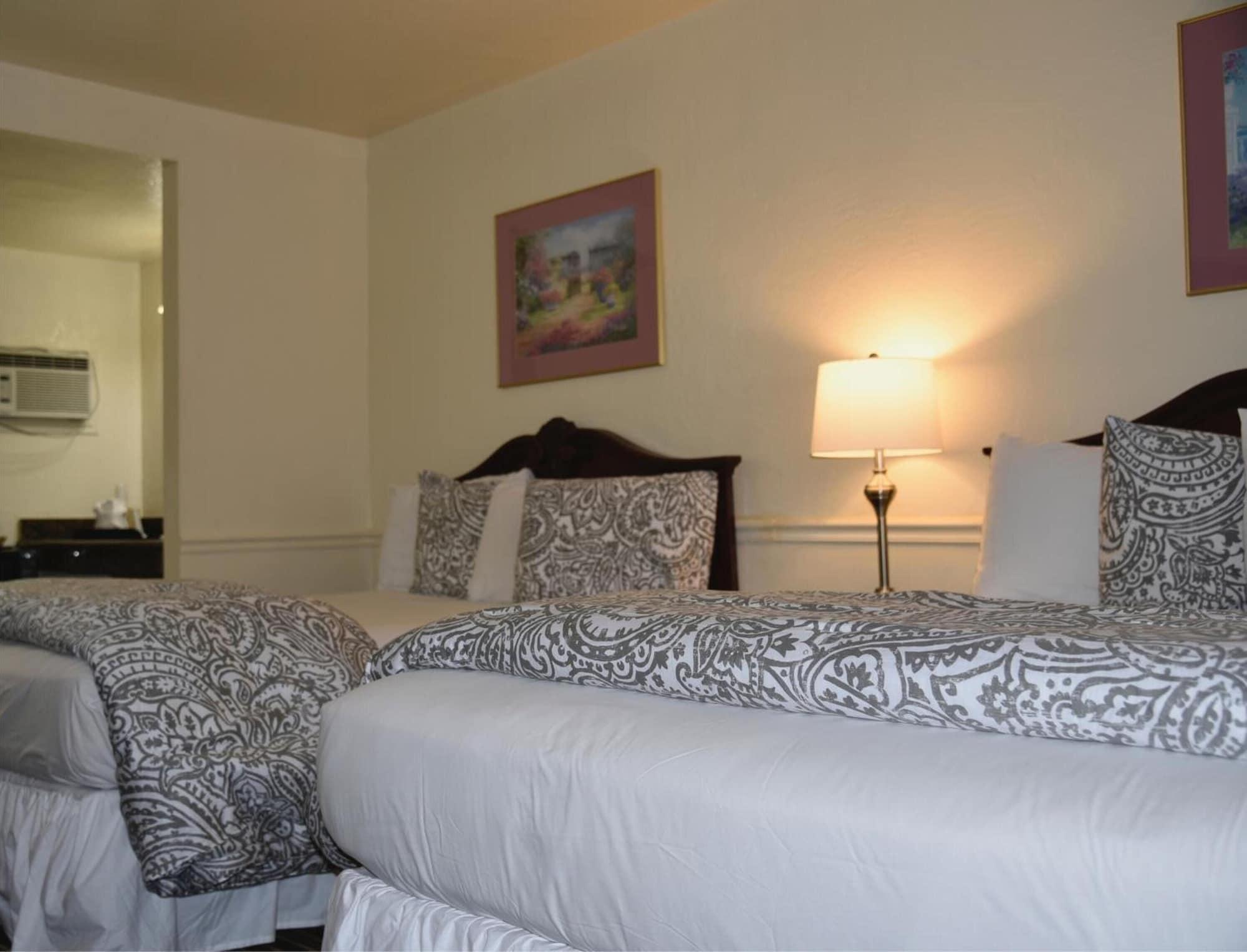 Monterey Pines Inn - photo 8