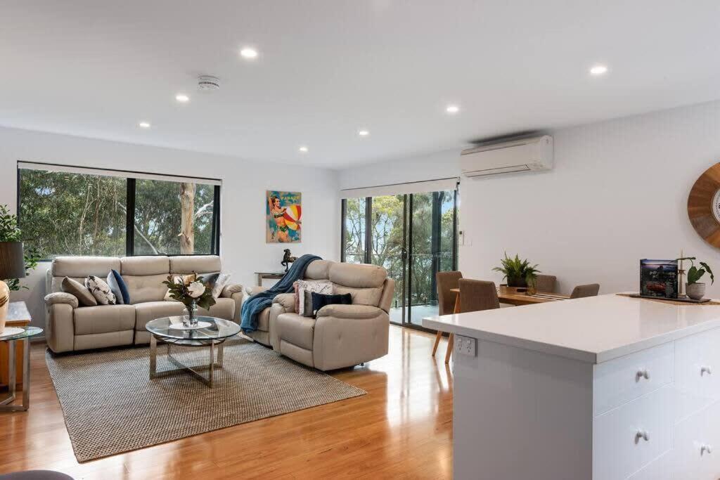 Treetops Large Home 9km to CBD Sleeps 10 — 4-Star Luxury Hotel in Hobart, Australia