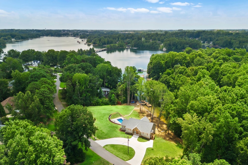 Hideaway Cove Private Dock Firepit New Build in Mooresville, United States