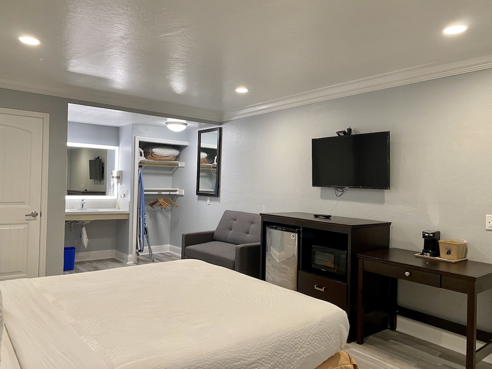 Aura Inn Monterey - photo 14