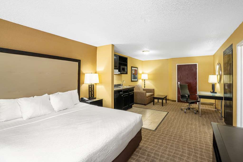 La Quinta Inn & Suites by Wyndham Hot Springs - photo 35