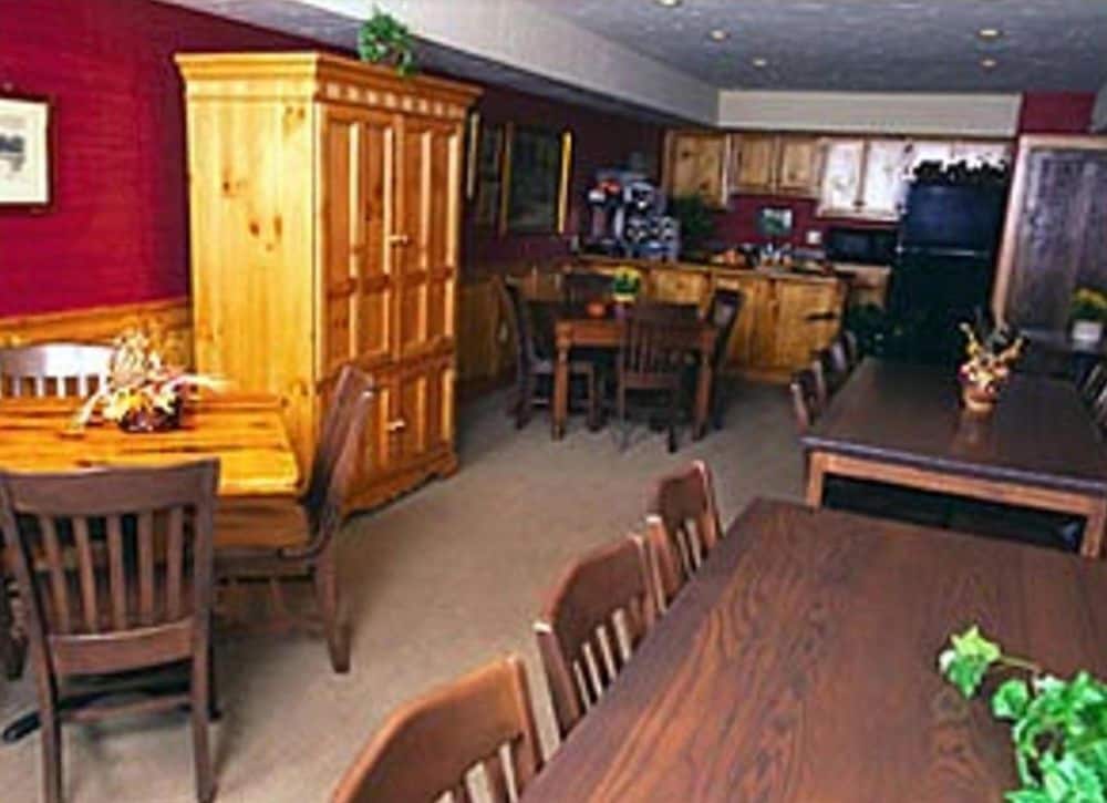 Outback Roadhouse Motel and Suites - photo 8