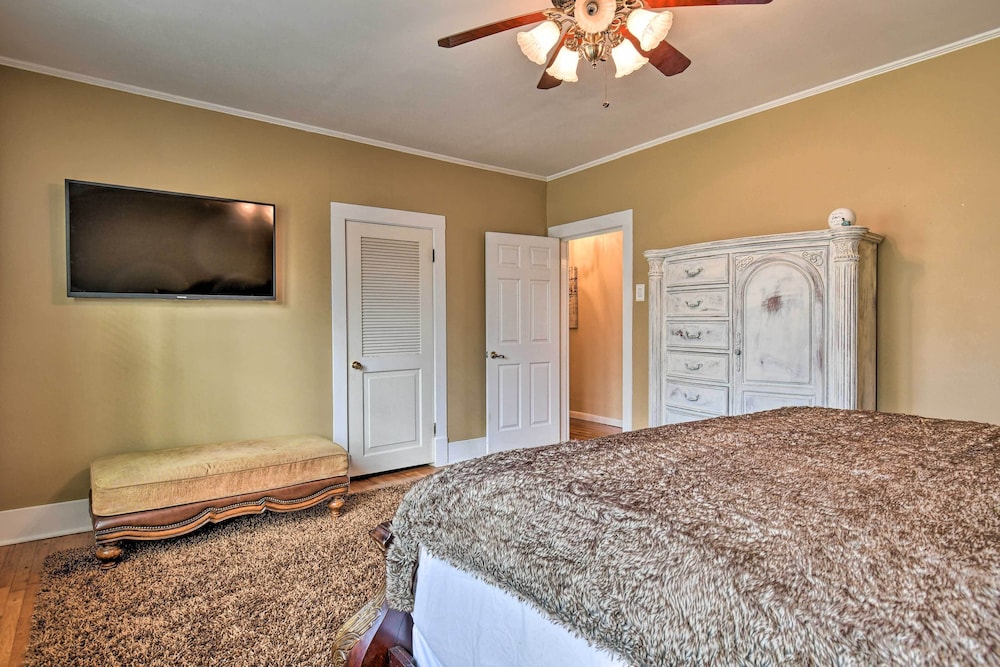 2 Mi To Oaklawn Casino Home with Peaceful Yard - photo 3