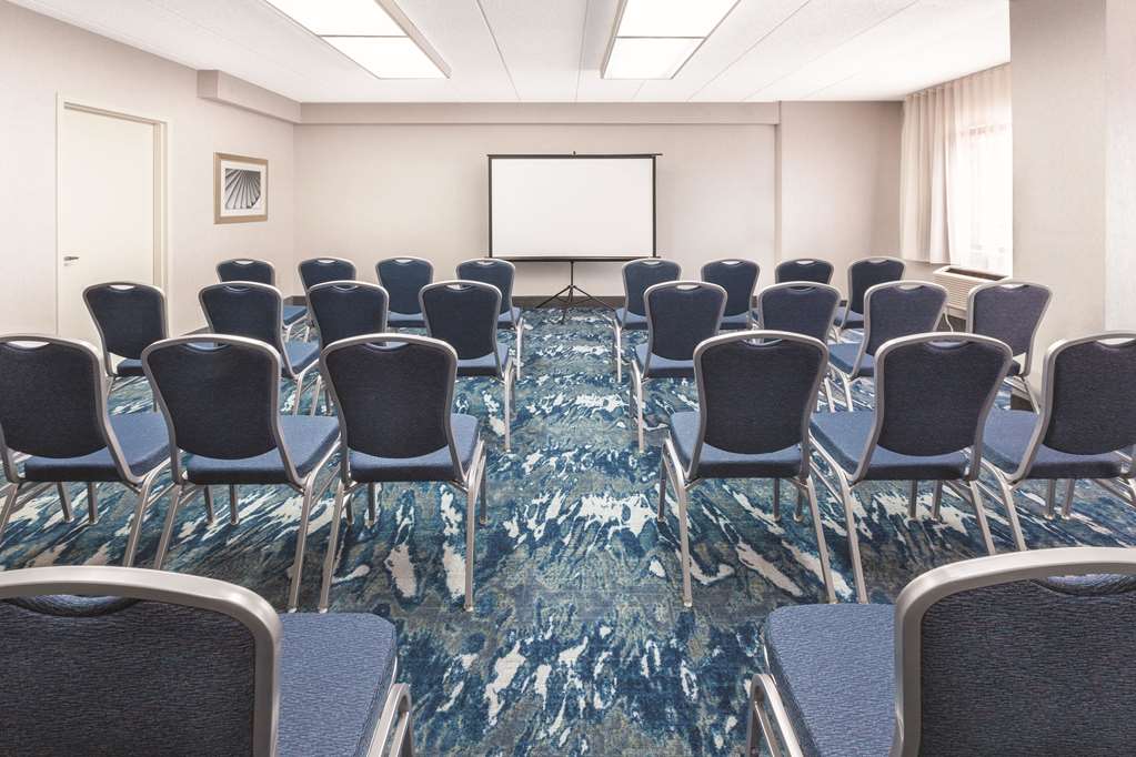 La Quinta Inn & Suites by Wyndham Philadelphia Airport - photo 21