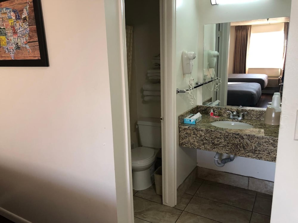 Ameri Stay Inn & Suites - photo 13