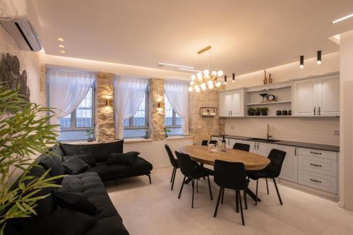 אצולת הכיכר B - carbon neutral hotel in Safed