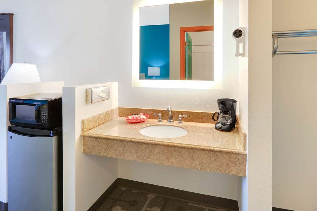 Howard Johnson by Wyndham Lubbock TX - photo 14
