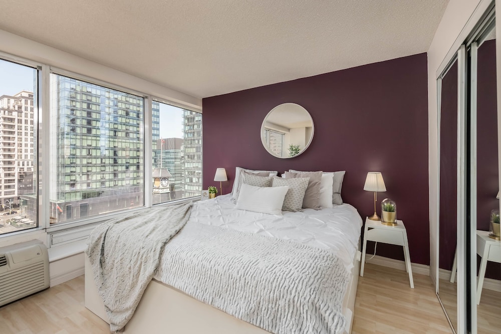 Bright & Spacious Corner Suite — 4-Star Luxury Hotel in Toronto, Canada