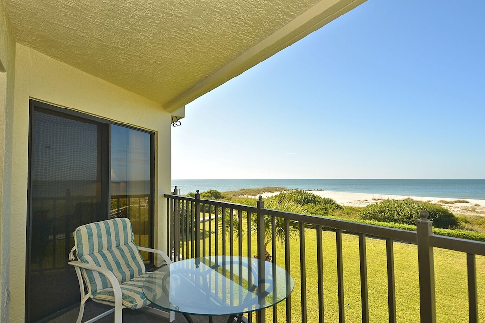 Land's End 7 305 Beach Front — 4-Star Luxury Hotel in Saint Pete Beach, United States