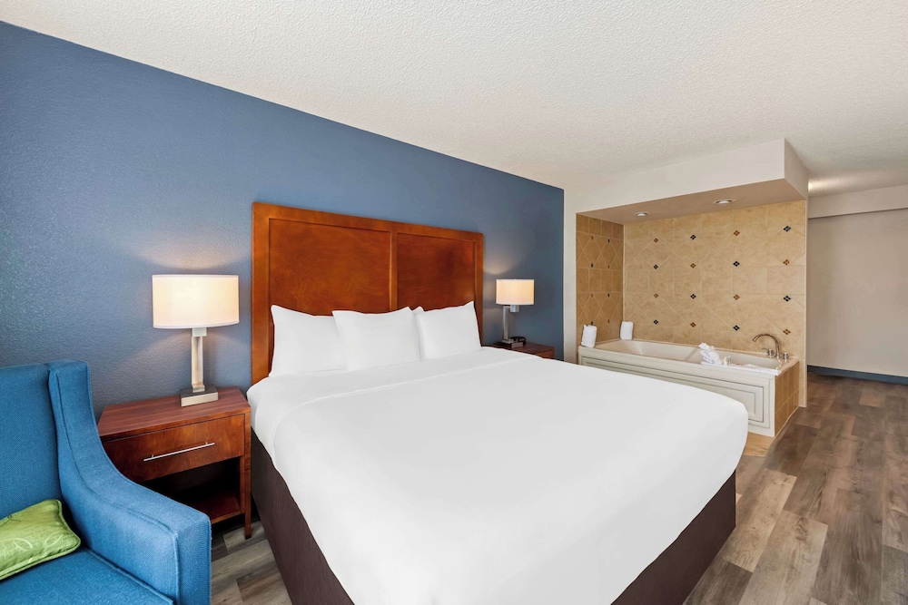 Comfort Inn & Suites Omaha Central - photo 11