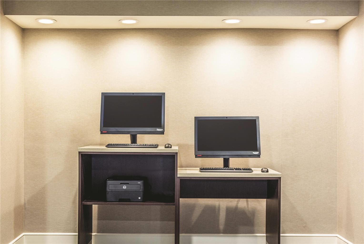 La Quinta Inn & Suites by Wyndham Atlanta Perimeter Medical - photo 40