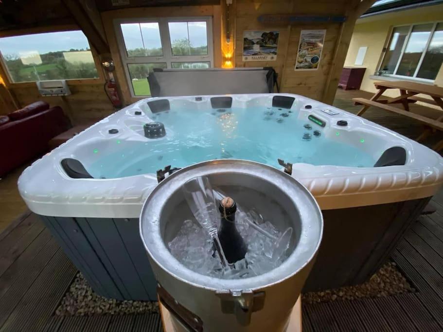 Sleeps 18 Double Decker Bus Hot Tub Sauna Cinema Pets — 4-Star Luxury Hotel in Irvinestown, United Kingdom