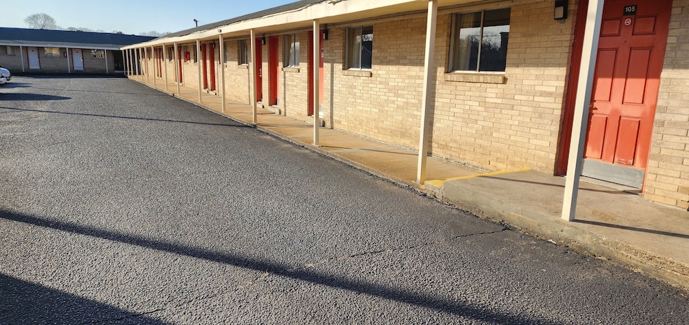 Travelers Motel — hotel near McKellar-Sipes Regional Airport