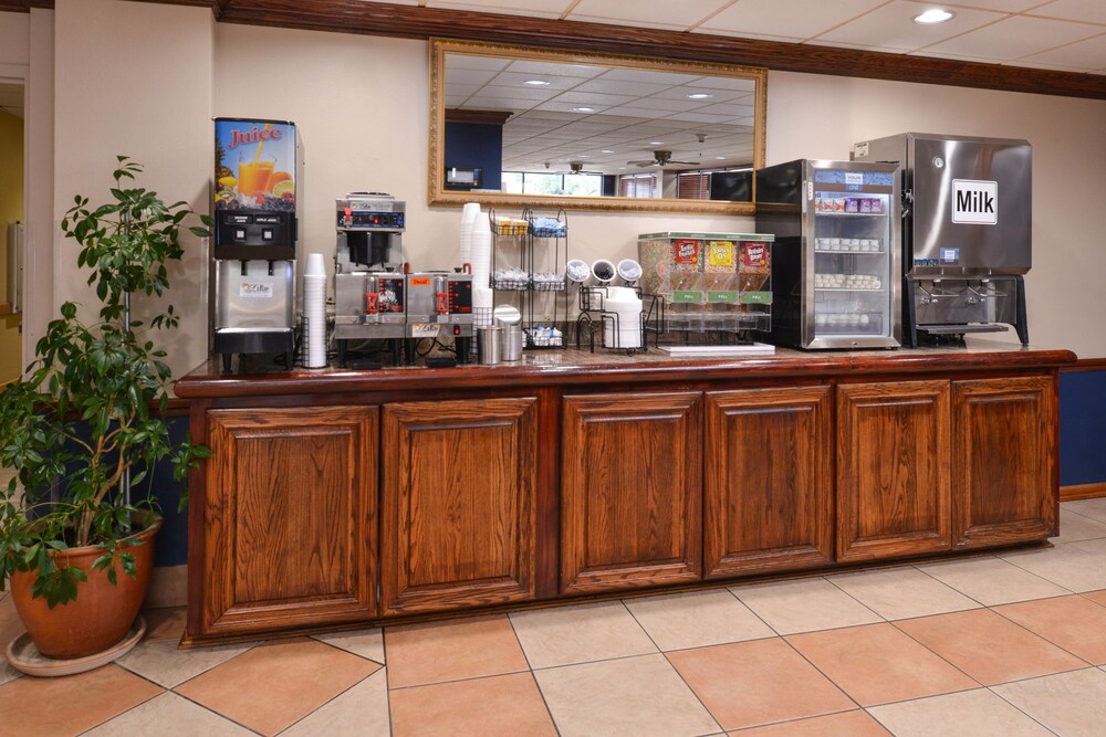 New Victorian Inn & Suites - photo 35