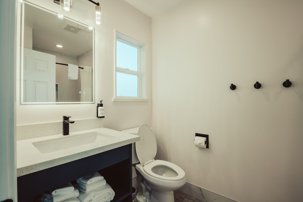 Blufftop Inn & Suites - photo 79