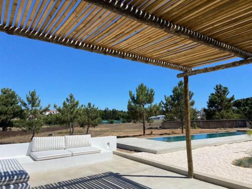 Casa da Pergola Beach Design Villa Private Pool — 4-Star Luxury Hotel in Santiago Do Cacem, Portugal