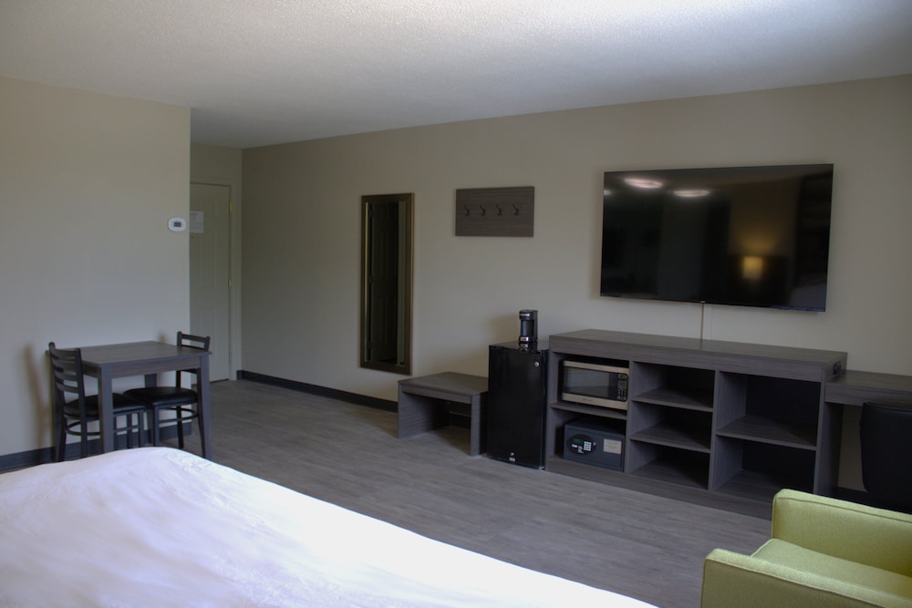 Super 8 by Wyndham Lamar - photo 8