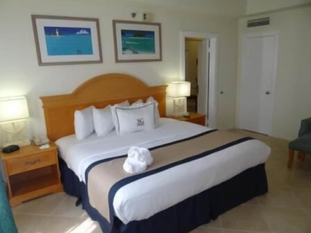Hollywood Beach Resort two Bedrooms Sleeps 6 - photo 6