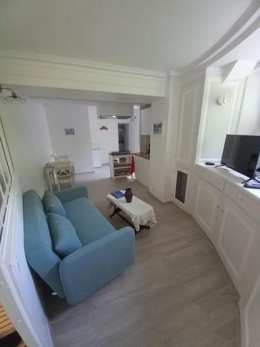 Beau Studio Dans Un Cadre Exceptionnel De Verdure — Maisons Laffitte