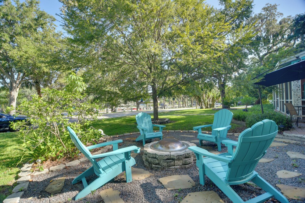 Riverfront Getaway with Hot Tub and Game Room — hotel in New Port Richey