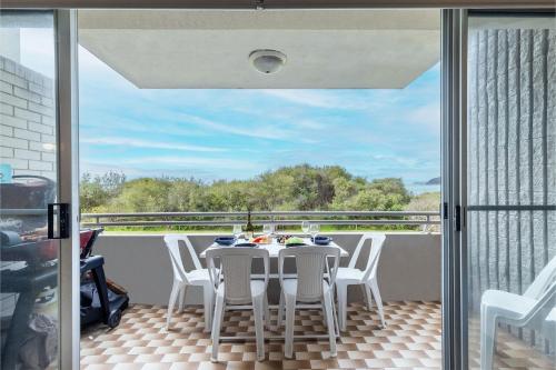 Ocean Shores 5 27 Weatherly Close waterfront unit with views to Shoal Bay and wifi — 4-Star Luxury Hotel in Nelson Bay, Australia