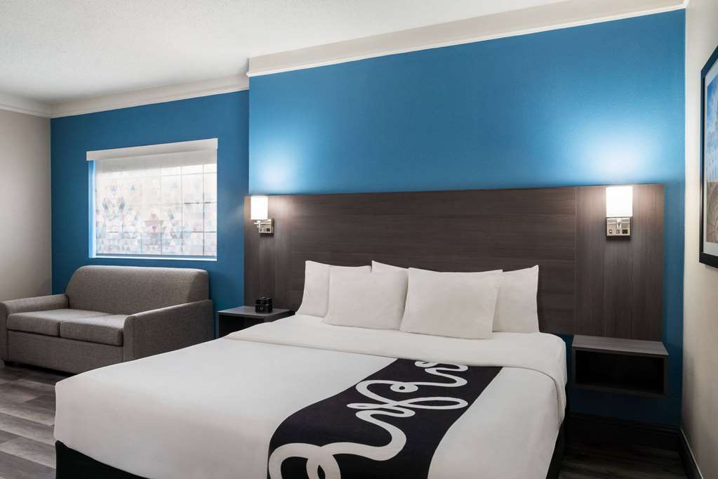 La Quinta Inn & Suites by Wyndham Round Rock North - photo 30