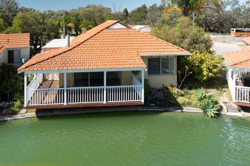 Serenity by the Lake — hotel in South Yunderup