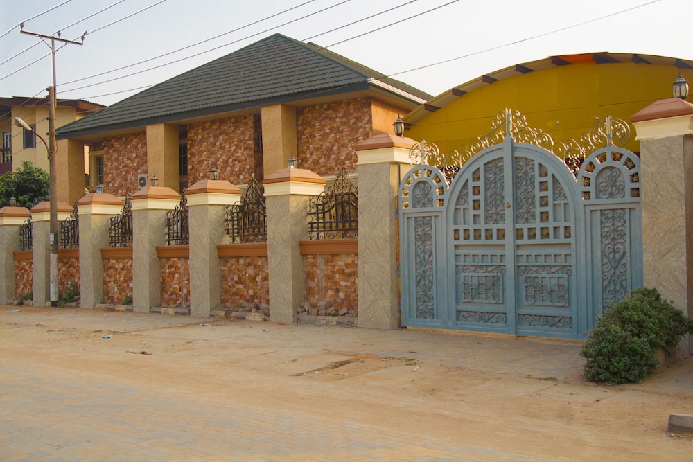 Owee's Place - carbon neutral hotel in Lagos