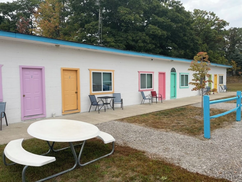 Riverview Inn - carbon neutral hotel in Grayling