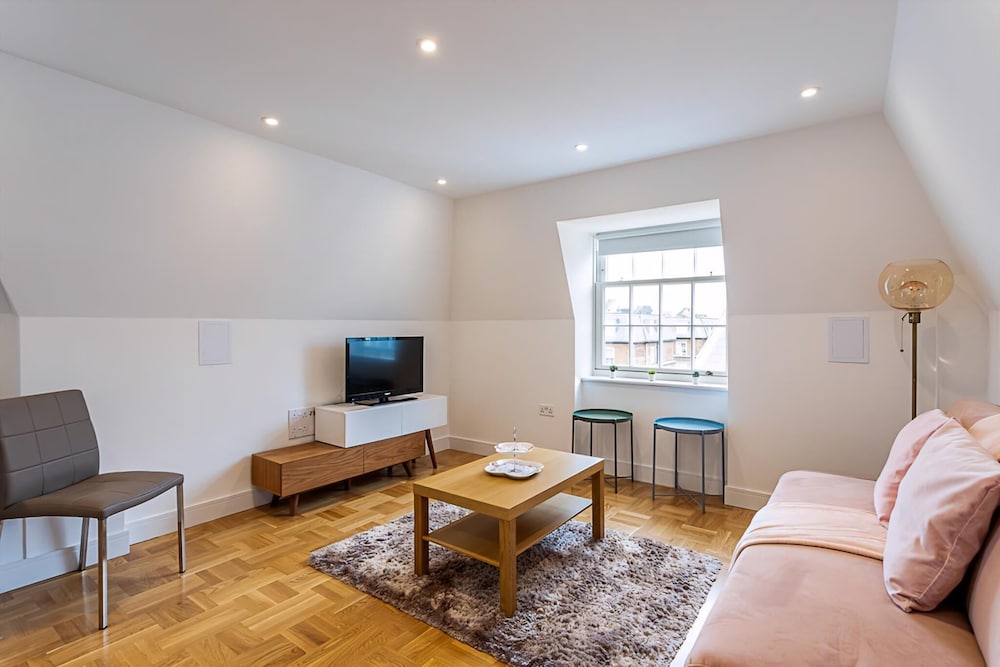 Modern and Stylish Apartment in West Kensington — 4-Star Luxury Hotel in London, United Kingdom