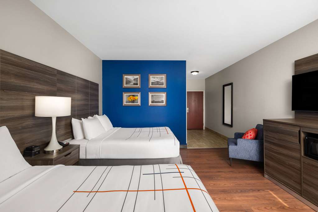 La Quinta Inn & Suites by Wyndham Denton University Drive - photo 20