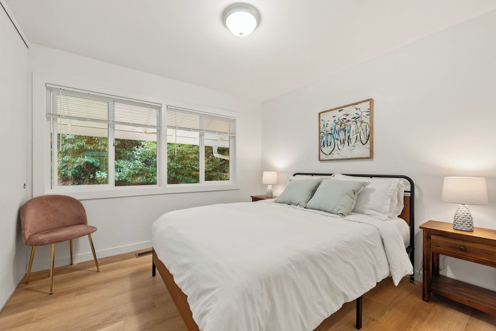 Parkside Escape Oasis in Bellevue fully fenced in Bellevue, United States