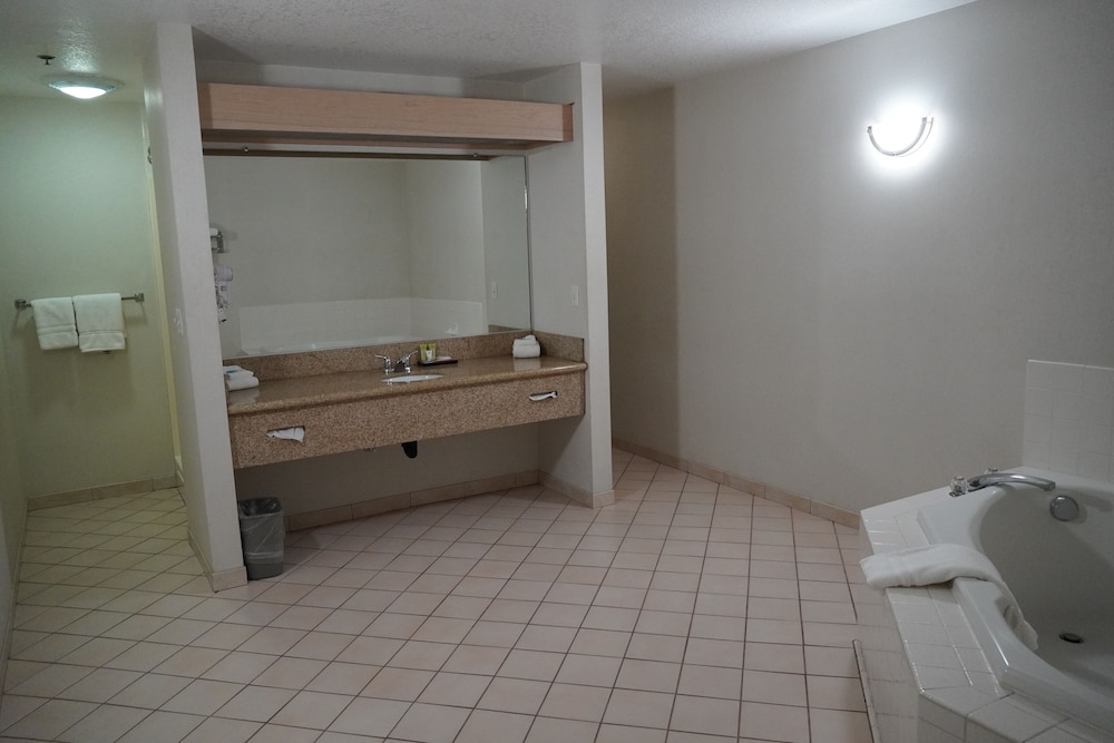 Timberland Inn & Suites - photo 81