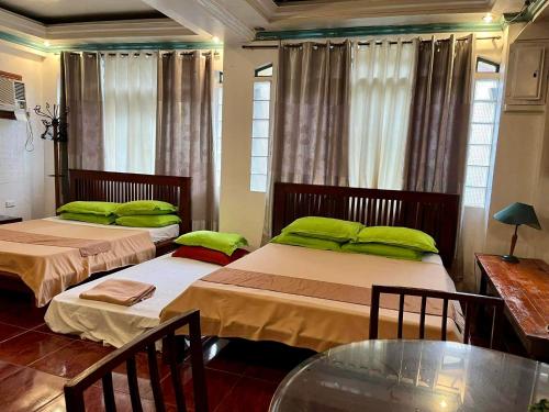 MARIKINA 32 sqm Studio for Transients w WiFi 40 inch TV Parking — 4-Star Luxury Hotel in Manila, Philippines