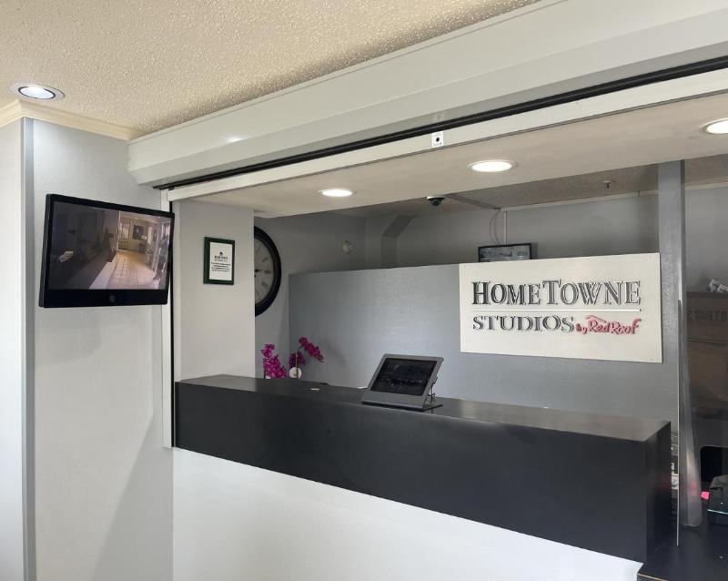 HomeTowne Studios & Suites by Red Roof Greensboro - photo 5