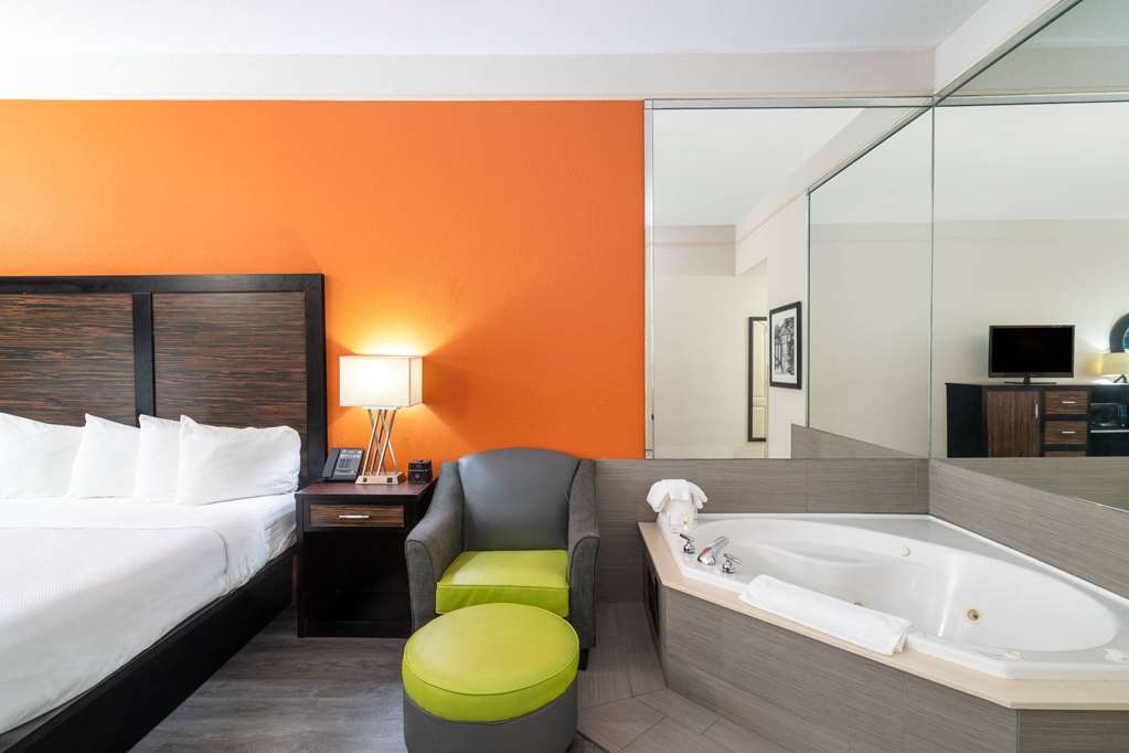 La Quinta Inn & Suites by Wyndham Prattville - photo 45