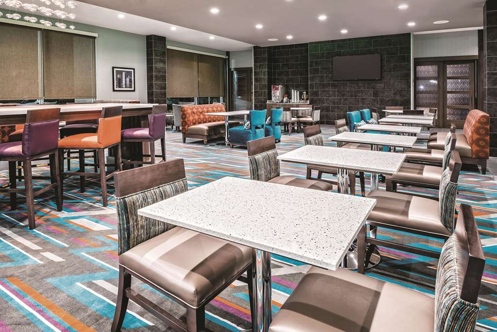 La Quinta Inn & Suites by Wyndham Dallas Grand Prairie North - photo 28