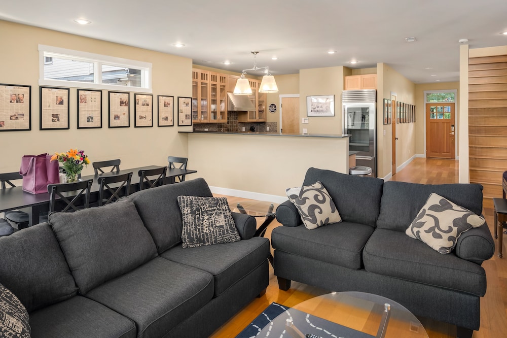 Seattle Vacation Home: The House of Suffrage — 4-Star Luxury Hotel in Seattle, United States
