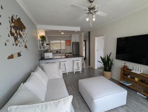 City comfort stylish Apartment with Balcony Views — 4-Star Luxury Hotel in Cape Town, South Africa