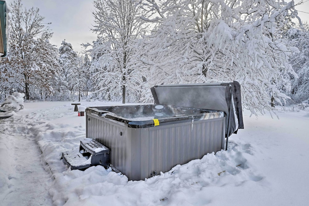 Nekoosa Golf Course Retreat with Hot Tub — hotel in Nekoosa