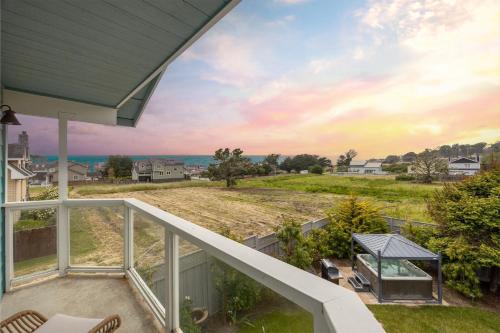 Coastal Dream 2 Blocks to ocean steps to beach hot tub coastal trail BBQ — hotel in Half Moon Bay