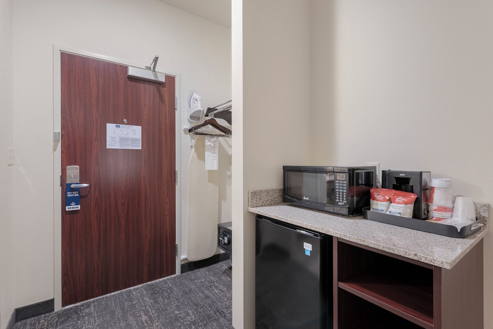 Cobblestone Hotel & Suites Urbana - photo 8