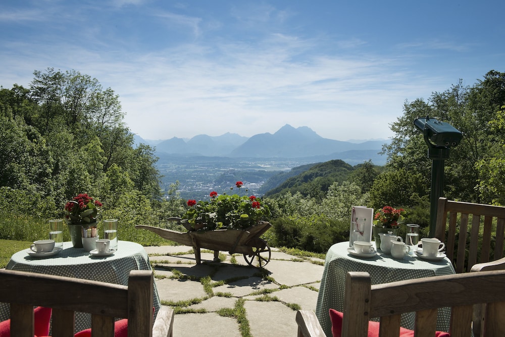Romantik Hotel Die Gersberg Alm mit Panoramablick auf Salzburg und Outdoor Pool ab Mai in Salzburg, Austria