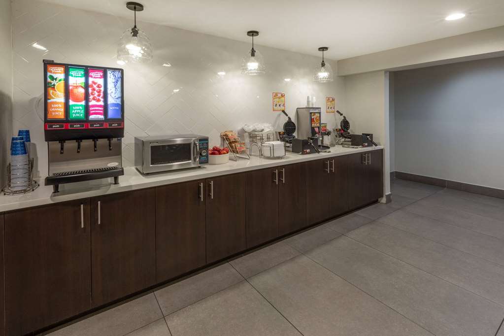 La Quinta Inn & Suites by Wyndham Houston NW Brookhollow - photo 8