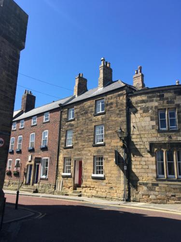 Castle Retreat luxury apartment opposite Alnwick Castle — 4-Star Luxury Hotel in Alnwick, United Kingdom