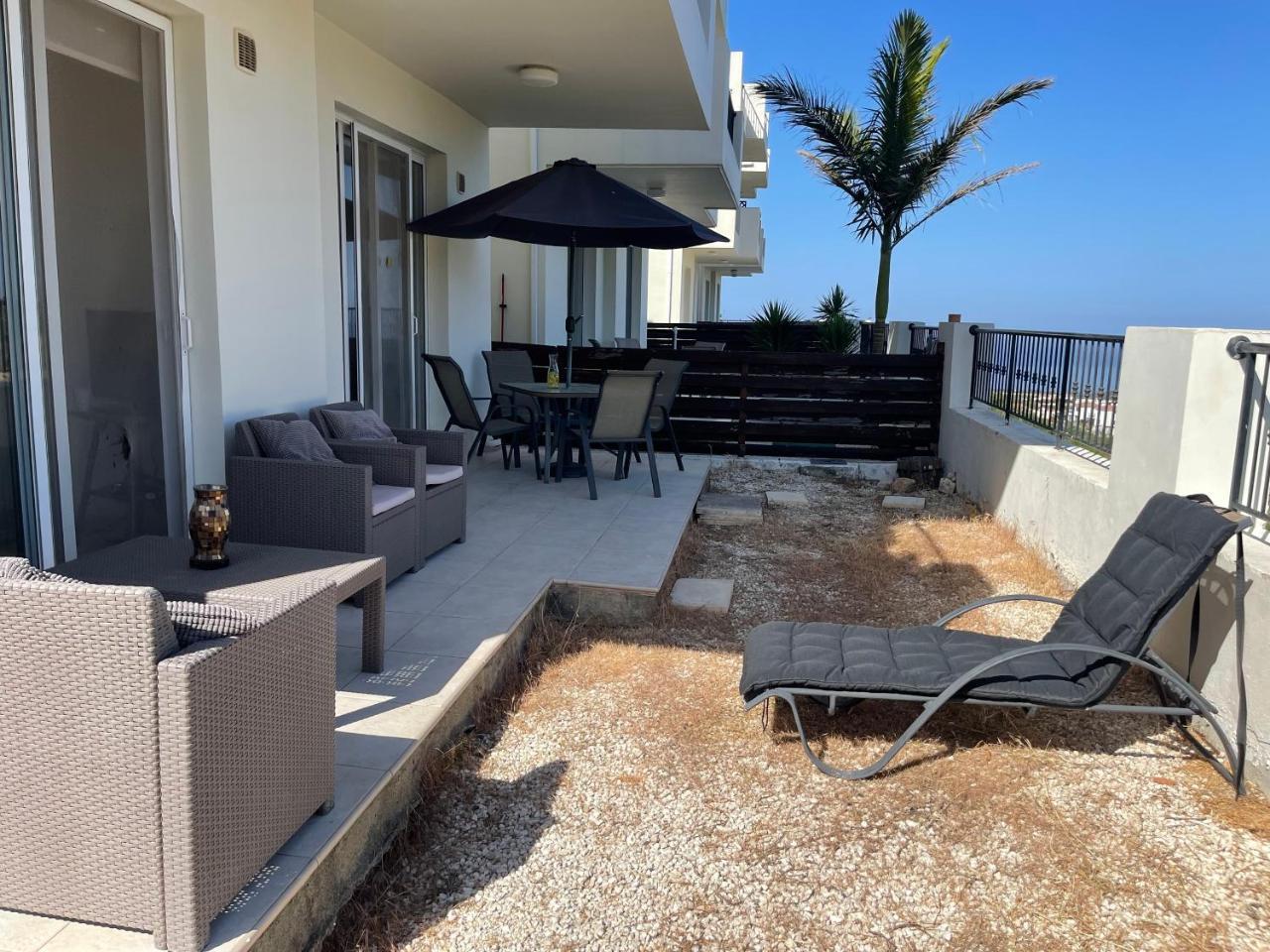 2 Bed Apt Mountains And Costal Views with Pool
